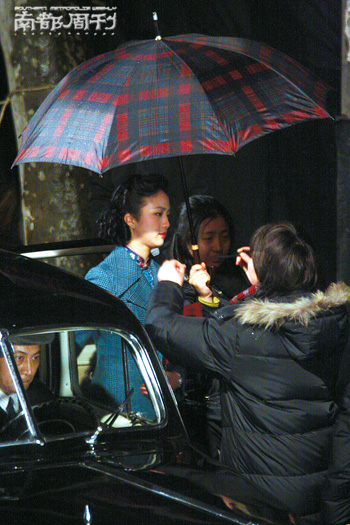 不用工作的汤唯才有雨伞打。