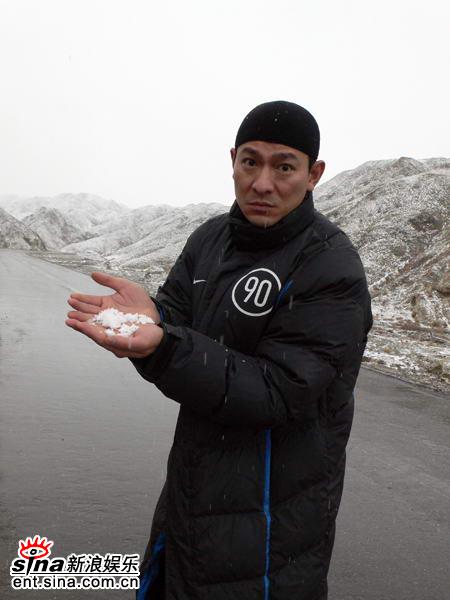 刘德华遇大雪户外搞怪自拍