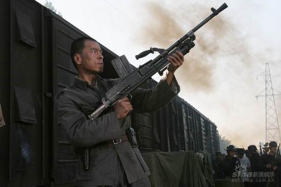正文  新浪娱乐讯 被誉为电影版《亮剑》的商业战争大片《夜袭》将于8