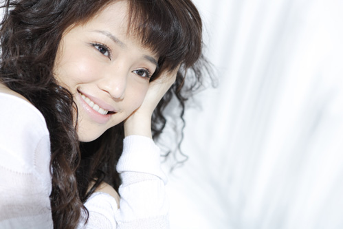 "枪"主题海报 孔维 新浪娱乐讯 孔维拥有欧化的面孔,性感的嘴唇,高挑