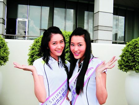 同门师姐妹刘芊妤(左)和李晓曼.伍世然 摄