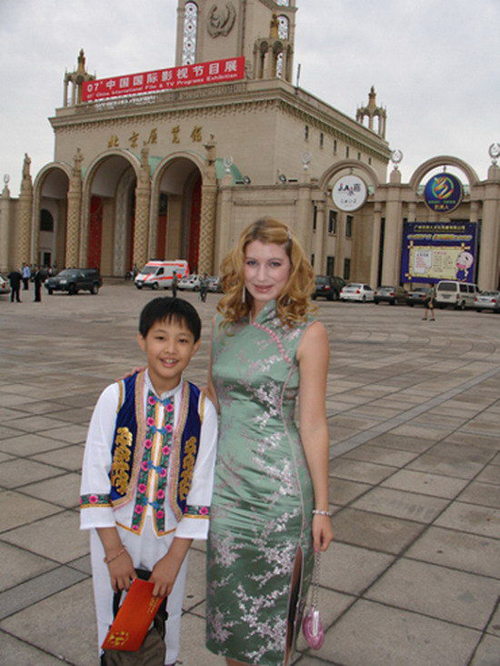 美籍演员凯瑞旗袍出席华表奖 快乐与老友相聚