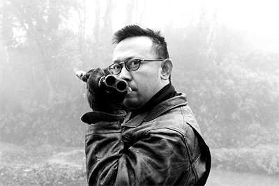 照常升起》的第三段叫"枪",这一段里的姜文放了不少枪,对天上的野鸡