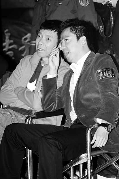 冯小刚和王中磊喜不自禁《集结号》海报10月8日,冯小刚贺岁新片《集结