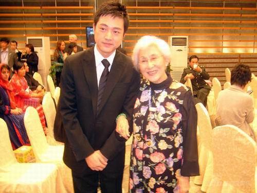 两版《小城之春》主创相聚 吴军向前辈致敬(图)