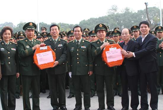 华影公司向武警某部赠送《我的左手》拷贝(图)