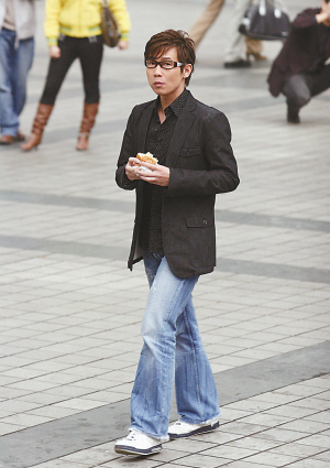 品冠拍电影走在街上无人识 天气太潮长湿疹(图)