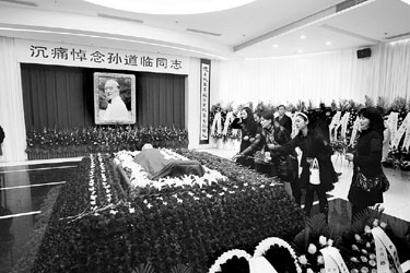 观众向孙道临遗体告别  胡晓芒摄影