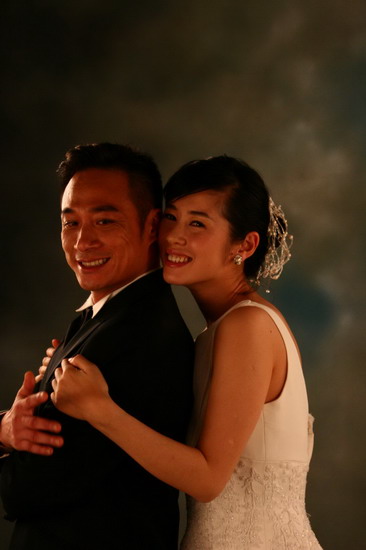 为《双食记》拍婚纱照 余男吴镇宇深情对视(图)