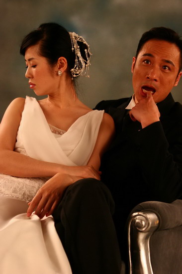 为《双食记》拍婚纱照 余男吴镇宇深情对视(图)
