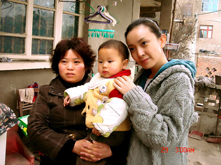 《左右》主演刘威葳(右一)与影片原型阎英母子