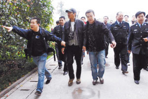 发哥在保卫人员的簇拥下游黄石