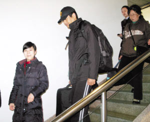 发哥在天河机场自背行李。