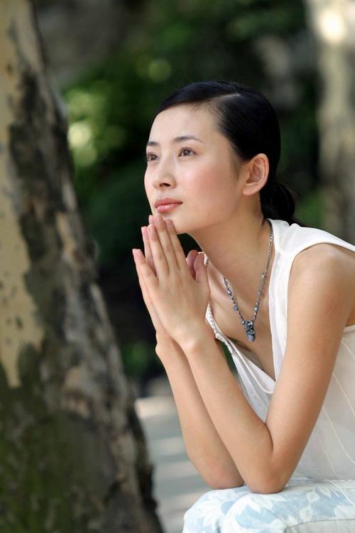 徐筠优雅短裙现身百合奖 与黄渤同台献首唱(图)