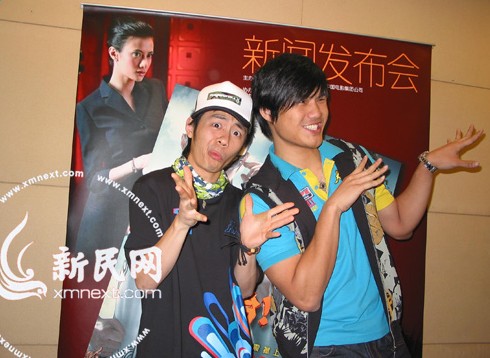 后舍男生大摆搞笑POSE