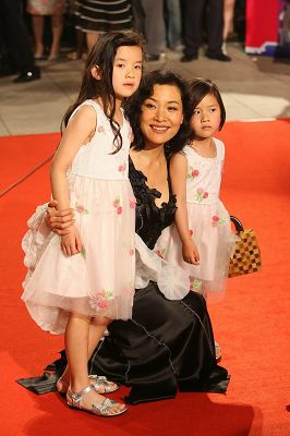 陈冲带两个女儿一起走第9届上海国际电影节红地毯CFP 资料