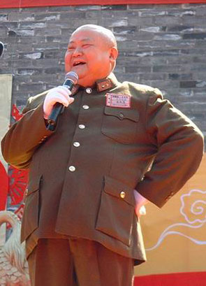 刘德一将着傻儿司令军装出殡