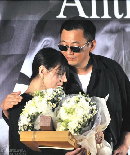 王家卫导演上前安慰 图库供稿