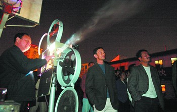 农民工在工地看科普电影