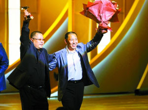 最佳男主角马国伟（右）上台领奖，拉上导演高群书给他“壮胆”。