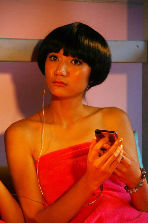 女主角之一曹娜展现性感妩媚一面