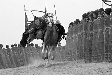 《三国演义》英雄的10岁少年,到如今在摄影机前指挥"千军万马"的白发