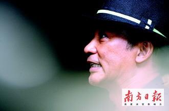 任达华昨天表演“吞刀片”,但他提醒儿童莫模仿。　本报记者　朱丹阳　摄