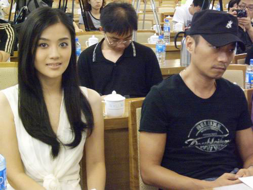 百花影后大战打响 汤嬿白衣飘飘祝福奥运(图)