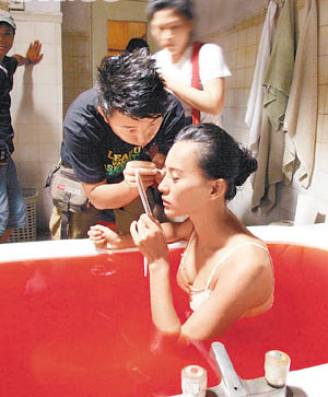 莫小奇拍自杀戏奋不顾身 碎玻璃入眼险变盲(图)