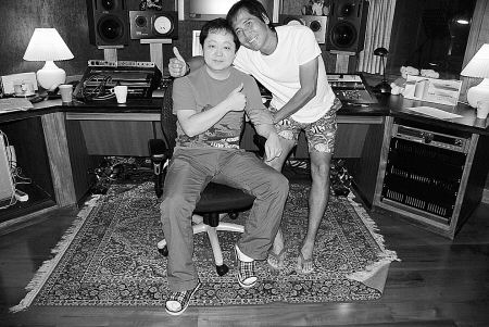 程池（左）与齐秦录完主题歌后合影。（资料照片）