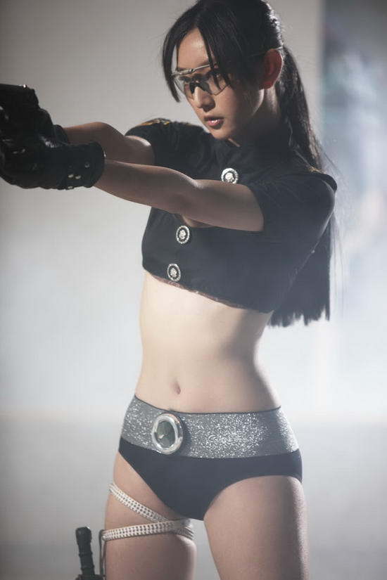 唐一菲《男人装》“赤裸特工”性感造型