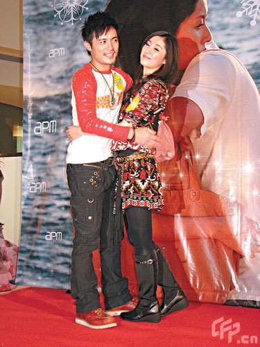 范逸臣拥抱田中千绘重演《海角七号》亲热戏