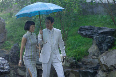 两人雨中同撑一把伞