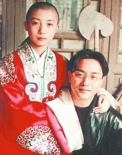 少年尹治曾与张国荣一同出演《霸王别姬》