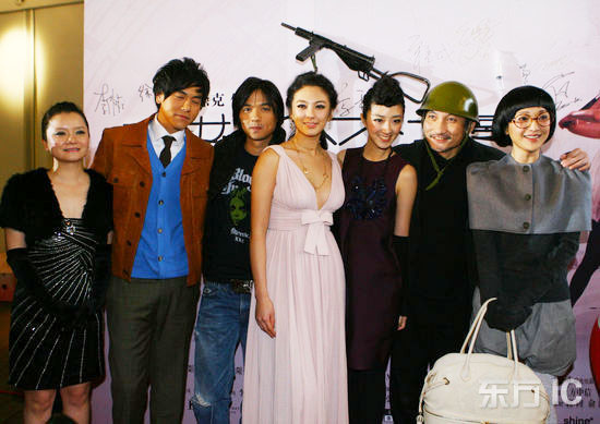 2008年12月9日，北京，《女人不坏》首映礼。徐克偕演员预祝票房。