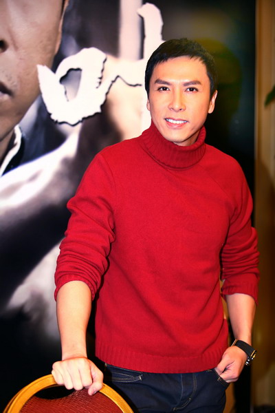 甄子丹南宁宣传《叶问》 笑容灿烂铁汉柔情(图)