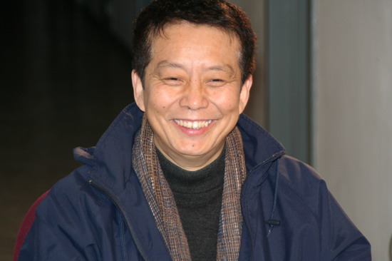 导演黄建新接受节目组的采访