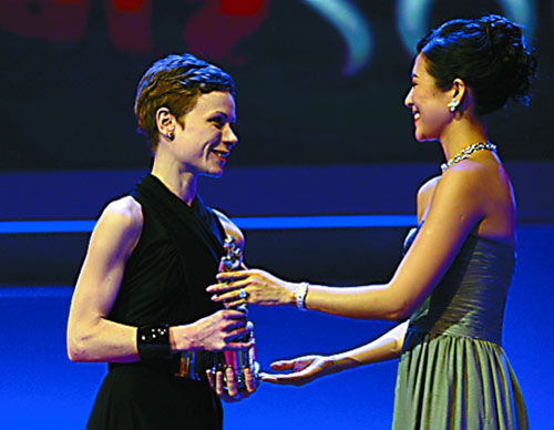 30岁的章子怡为匈牙利女星奥丝·布思(左)颁发欧洲闪亮新星奖杯