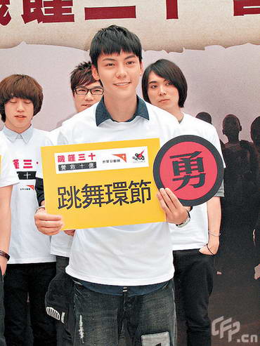 邓紫棋负伤拍 爱出猫 陈伟霆买汇丰亏损 图 手机新浪网