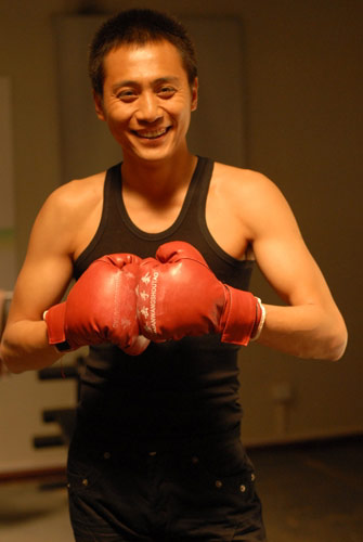 《铁人》刘烨上演换装秀 各色服饰刮蓝领风(图)