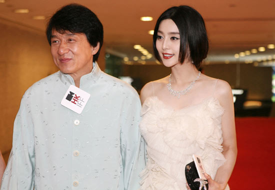23 12:21:07 新浪娱乐 范冰冰白裙飘逸 与成龙默契搭档 三位主演素色