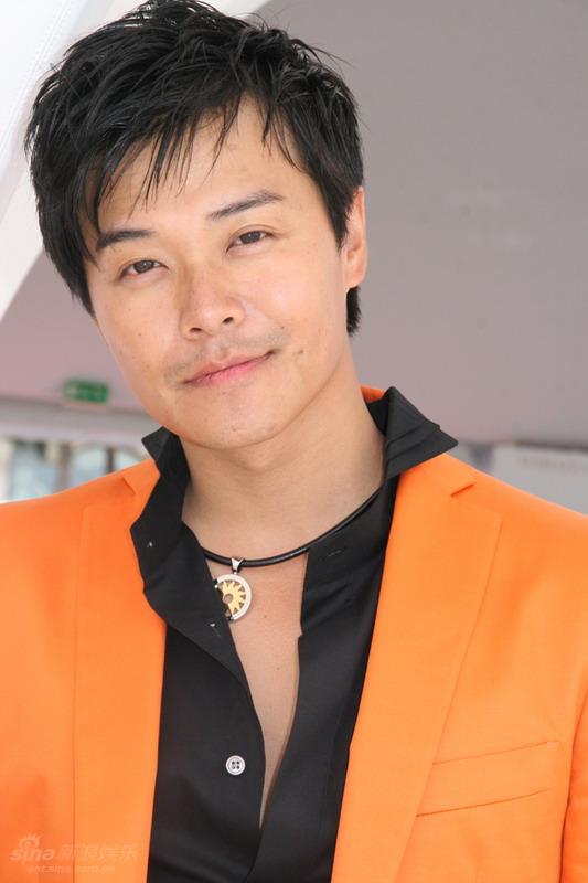 陈思成红毯刮起"橙色旋风" 受西方媒体关注