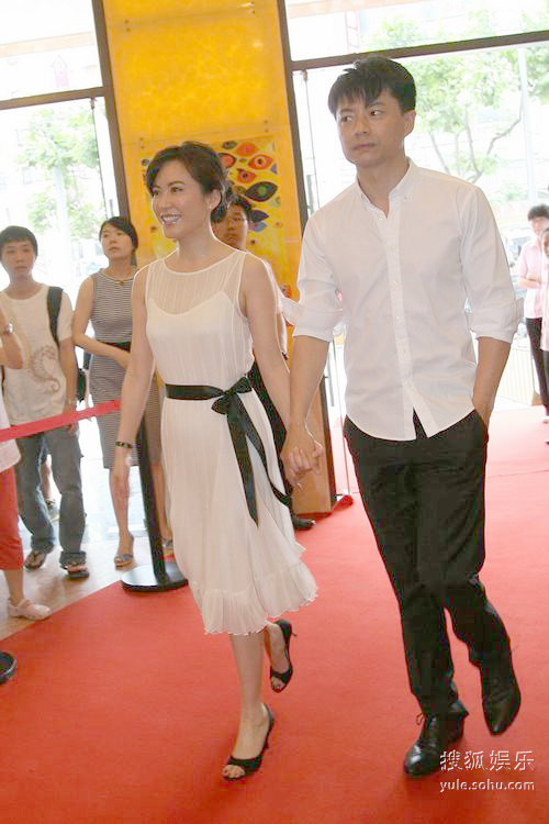 该片由曾出演《喜福会》,《牵手》的美女明星俞飞鸿自导自演,她在片中