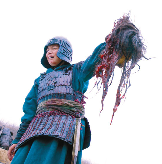 《花木兰》赵薇手提"人头"表情悲怆(图)