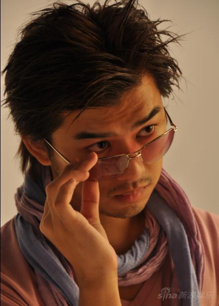 陈柏霖眼镜造型