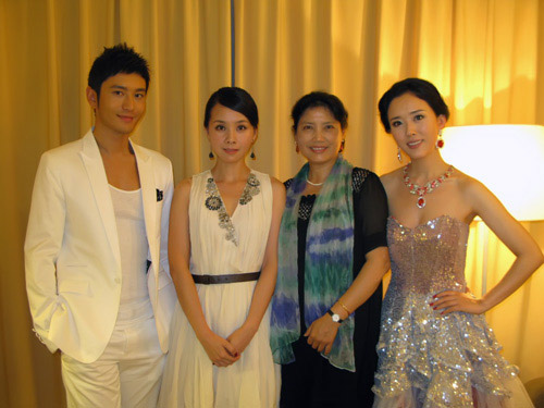 何琳与昔日恩师同窗合影