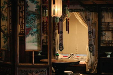 床的雕花纹饰是奚仲文设计的, 请山西当地工匠雕刻