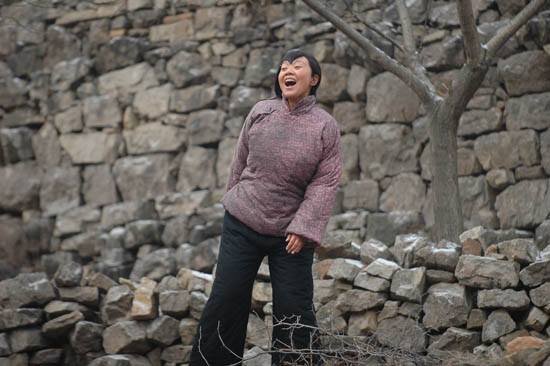 《斗牛》拍摄条件艰苦 闫妮变"零食专家"(图)