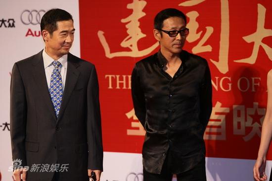 张国立(左)陈道明出席首映庆典