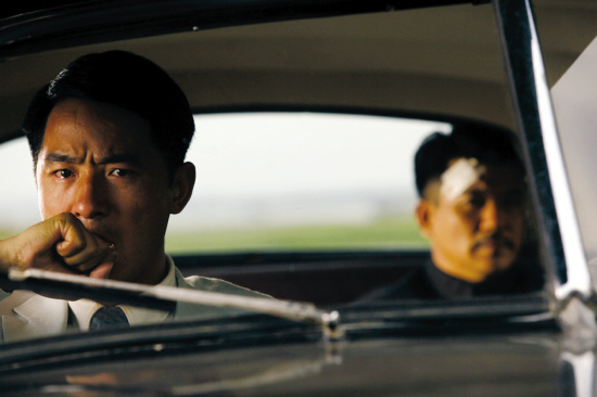 眼含热泪的晏海清（左）在对手夏惠民身边极力克制自己的情感